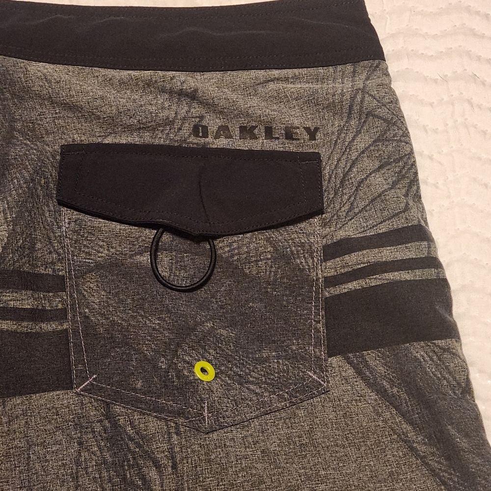 Oakley Black and Gray Board Shorts Size 36 - Picture 8 of 13